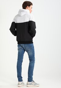 Urban Classics GRAPHIC PRINTED - Lichte jas - black/white