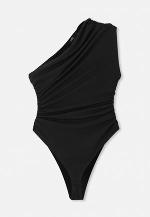 Bañador negro de un solo hombro con textura drapeada, pierna de corte alto y detalles fruncidos en el costado. Fabricado con un material suave y elástico.