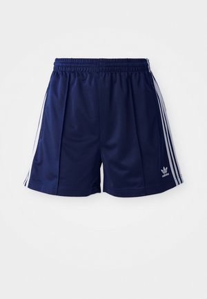 Shorts de sport navy en tissu léger, avec des rayures blanches sur les côtés et un logo brodé en bas à gauche. Taille élastique.