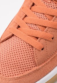 Nike SB ADVERSARY UNISEX - Sapatilhas de skate - healing orange/amber brown/white/light brown/black