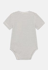 Κοντομάνικο κορμάκι σε κρεμ χρώμα με οριζόντιες ναυτικές ρίγες, στρογγυλή λαιμόκοψη και κούμπωμα με κουμπάκια στο κάτω μέρος. Μαλακό βαμβακερό υλικό.