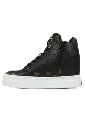 Zapatilla negra tipo bota con suela blanca gruesa, cremallera lateral, cierre de cordones en la parte delantera y detalles marrones con patrón en cuero texturizado.