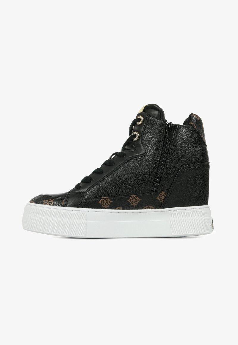 Basket montante noire avec semelle blanche épaisse, fermeture éclair latérale, laçage à l'avant et détails marron à motifs sur cuir texturé.