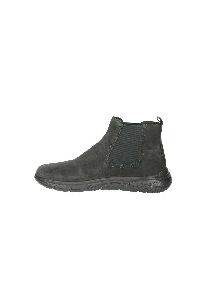 Stivale Chelsea grigio in suede con pannelli laterali elastici, punta rotonda e suola in gomma testurizzata, dotato di un laccio sul retro per un facile indossamento.