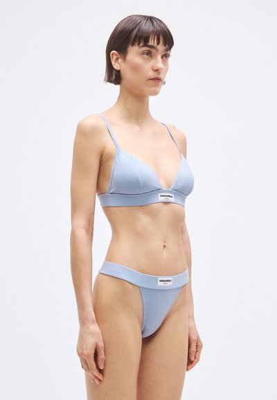 Világoskék fehérnemű szett puha anyagból; tartalmaz egy háromszög alakú bralettet állítható pántokkal és egy hozzá illő, alacsony derekú tangát. Logó díszítésekkel.