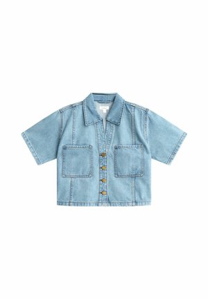 Lyseblå denimjakke med korte ærmer, krave, fire knapper foran og to store firkantede brystlommer på hvid baggrund.
