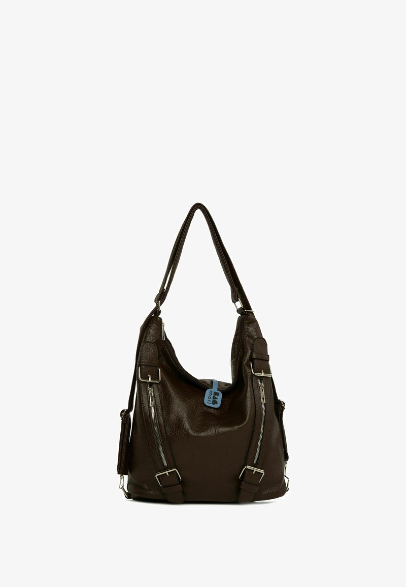 Hnedá umelá kožená taška na rameno so slouch dizajnom, s striebornými zipsami a nastaviteľnými popruhmi pre väčšiu funkcionalitu.