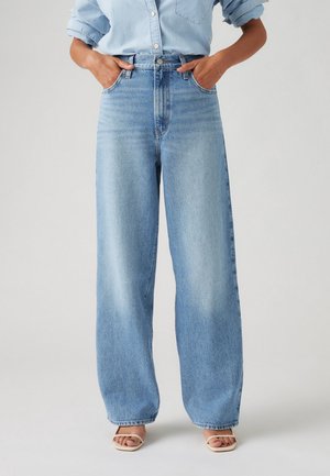 Hellblaue, hoch taillierte Jeans mit weitem Bein aus Denim, mit Knopfverschluss, Fünf-Taschen-Design und einem leicht verwaschenen Finish.