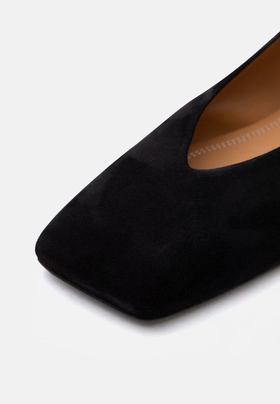 Μαύρο μπαλαρίνα από σουέντ με τετράγωνη μύτη και εσωτερική ραφή από δέρμα σε φυσικό χρώμα.
