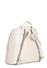 Světle béžový kožený batoh se strukturovaným tvarem, horním madlem a dvěma nastavitelnými popruhy. Obsahuje zipové uzavření a dekorativní uzly.