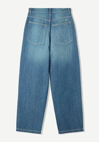 Bakvy av hög midja, vida blå jeans i denim med två fyrkantiga bakfickor och bälteshällor mot en vit bakgrund.