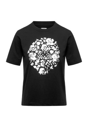 T-shirt nera a maniche corte con un motivo floreale circolare argento e due figure sedute schiena contro schiena al centro.