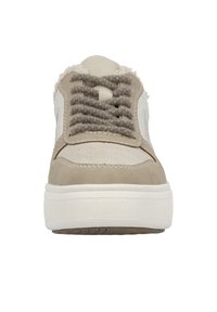 Baskets beige et blanc avec une semelle blanche épaisse, des lacets marron texturés et un tissu doux autour de la languette et du col.