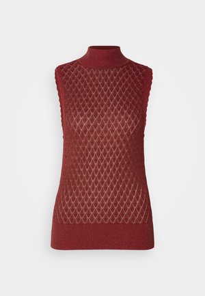 Jersey de punto rojo sin mangas con un patrón de malla en forma de diamante y un cuello alto. Presenta una cintura acanalada texturizada y un acabado suave.