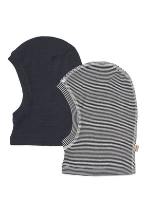 Dos pasamontañas de tela suave para niños, uno de color azul oscuro liso y otro a rayas en blanco y negro, mostrados planos sobre un fondo blanco.