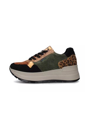Sneakers con design mult materiali caratterizzati da pannelli marroni, verdi e neri, accentuati da una stampa leopardata e una spessa suola bianca.