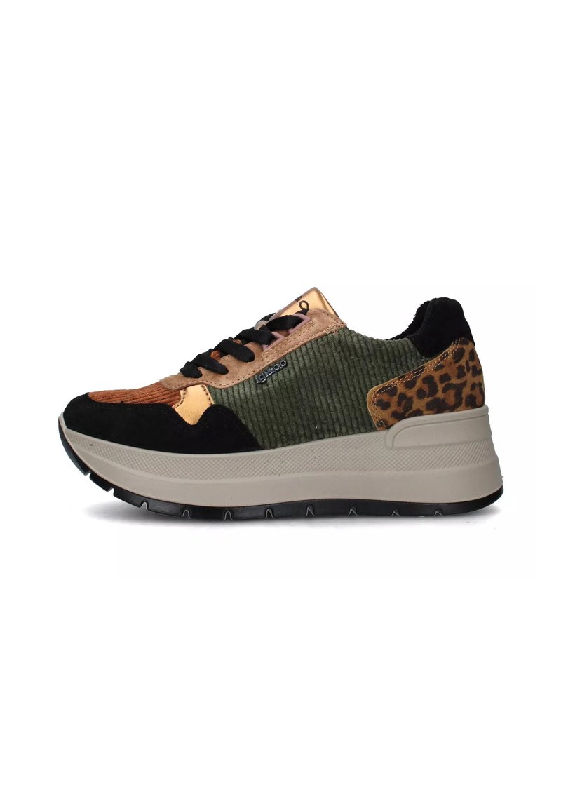 Sneakers con design mult materiali caratterizzati da pannelli marroni, verdi e neri, accentuati da una stampa leopardata e una spessa suola bianca.