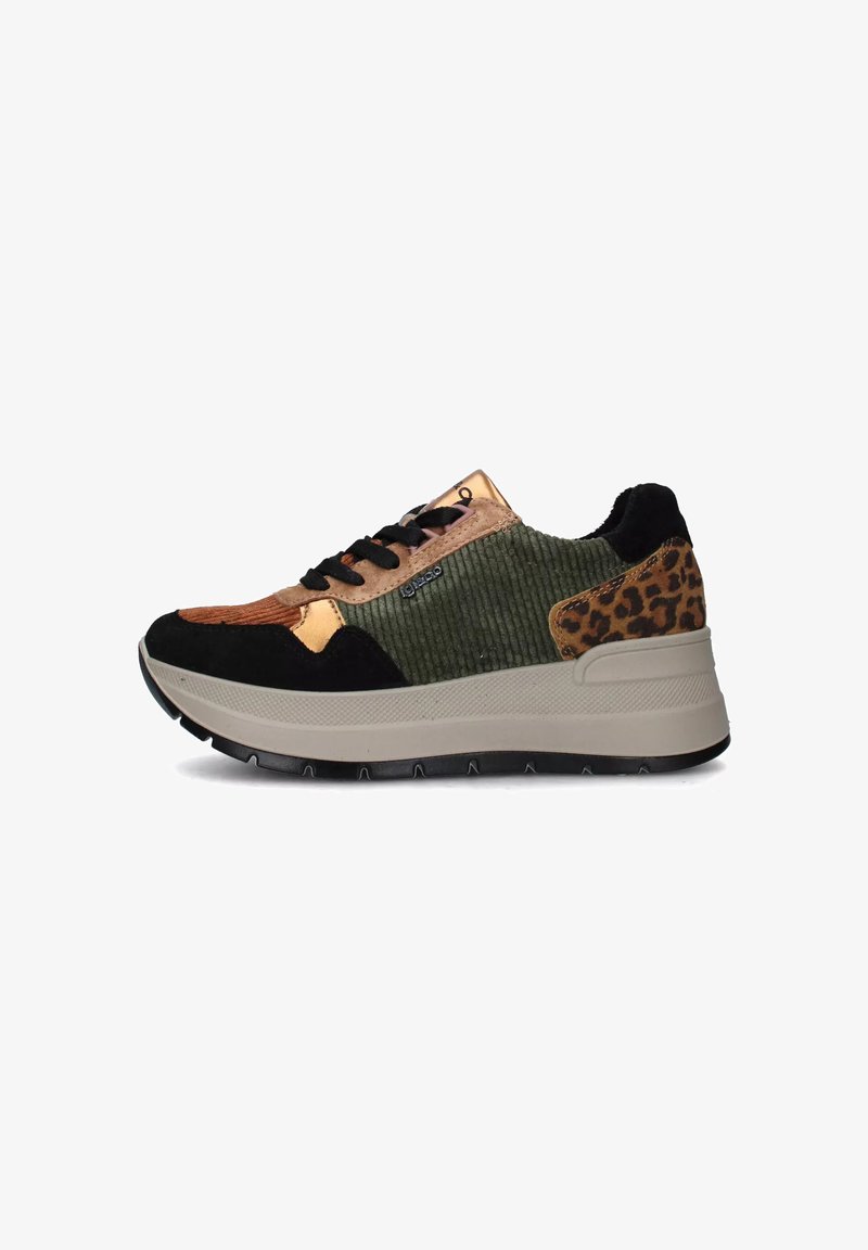 Sneakers con design mult materiali caratterizzati da pannelli marroni, verdi e neri, accentuati da una stampa leopardata e una spessa suola bianca.