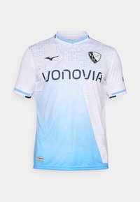 Maglia sportiva bianca e azzurro chiaro con un design a gradiente, caratterizzata da motivi diagonali, logo nero e dettagli blu sul colletto e sulle maniche.