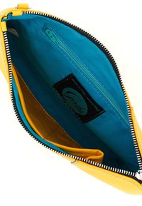 Clutch giallo in pelle con fodera in tessuto turchese e arancione. Presenta una tasca con cerniera, cerniera argento e etichetta interna. Design pulito e funzionale.
