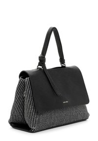 Borsa a mano nera in pelle con un corpo in tessuto nero e bianco testurizzato, forma strutturata, manico superiore e una pattina di chiusura magnetica.