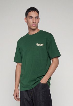 Dickies, BERRYFIELD SS TEE - T-shirt con stampa - pine needle gre