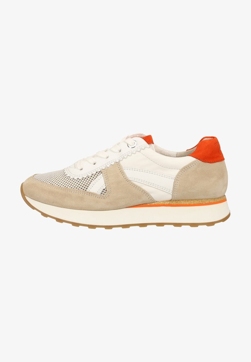 Baskets en daim et mesh beige et blanc avec un accent orange au talon. Elles présentent une semelle texturée, un bout arrondi et un design avec lacets.