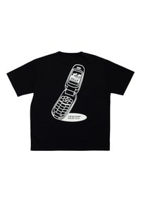 Černé tričko s bílou grafikou starého telefonu, textem "DILLY" a telefonním číslem pod ním, vše na zadní straně.