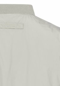 Lys grå jakke med en struktureret krave. Har et brandmærke, glat stof og et minimalistisk design. Skræddersyet pasform med en strømlinet silhuet.