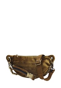 Sac à main en suédine marron avec fermeture éclair, bandoulière en tissu réglable, quincaillerie en métal doré et détail de zip sur le côté.