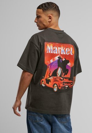 Zwarte katoenen t-shirt met een kleurrafische afbeelding op de achterkant met het woord "Market", een silhouet en een ontwerp van een oranje sportwagen.
