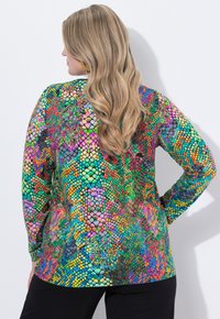 Maglietta a maniche lunghe colorata con un vivace motivo mosaico nelle tonalità di verde, rosa, arancione e blu, con un fit morbido e una texture delicata.
