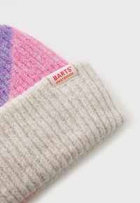 Gorro de malha em rosa, roxo e bege com textura canelada; apresenta um rótulo cosido com a inscrição "BARTS AMSTERDAM."