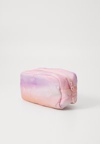 Párnázott kozmetikai táska rózsaszín és levendula gradiensben, cipzárral záródik, quiltert textúrával és lekerekített sarkakkal.