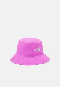 Rosa bucket hat tillverkat av lättviktig tyg, med en sydd skärm och broderad logotyp på sidan. Enkel, slät textur.