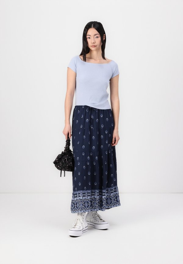 Short Sleeve Skimming Off-the-Shoulder Top - Basic T-shirt3