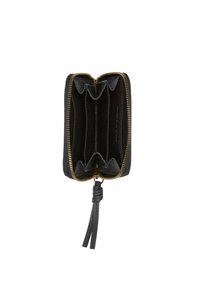 Portefeuille en cuir noir avec fermeture éclair dorée, dotée de plusieurs compartiments et d'une finition texturée. Comprend un onglet en cuir décoratif.