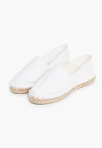Espadrilles en toile blanche avec un bout arrondi, des détails cousus et une semelle en corde de jute naturel. Matériau doux et léger avec un design à enfiler.
