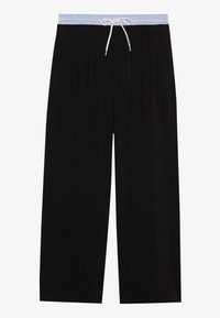 Pantalons large noirs avec plis à l'avant, une taille élastique rayée bleue et un cordon blanc. Texture lisse, conçu pour le confort.
