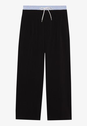 Zwarte brede broek met voorplooien, een elastische blauw gestreepte tailleband en witte trekkoord. Gladde textuur, ontworpen voor comfort.