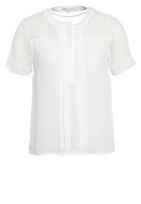 Blusa bianca realizzata in materiale leggero, con colletto rotondo, maniche corte, abertura con bottoni e righe verticali sul pannello anteriore.