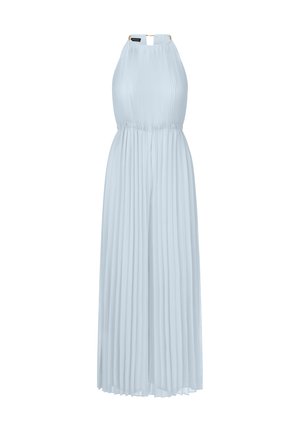 Vestido maxi plisado de color azul claro con cuello halter y cintura elástica. Presenta un acento dorado en el escote y una tela fluida y texturizada.