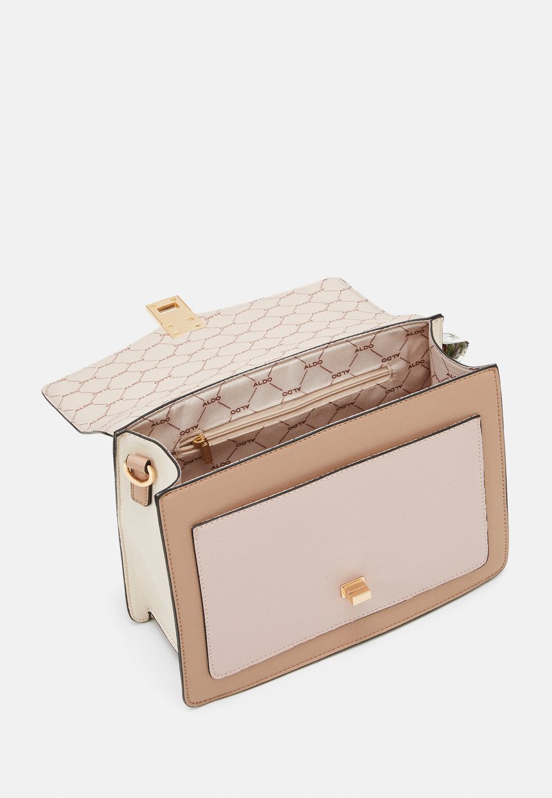 Sac à main en cuir de couleur crème, beige et rose. Dispose d'une forme structurée, de quincailleries dorées et d'une doublure à motifs avec une poche zippée. Vue ouverte.