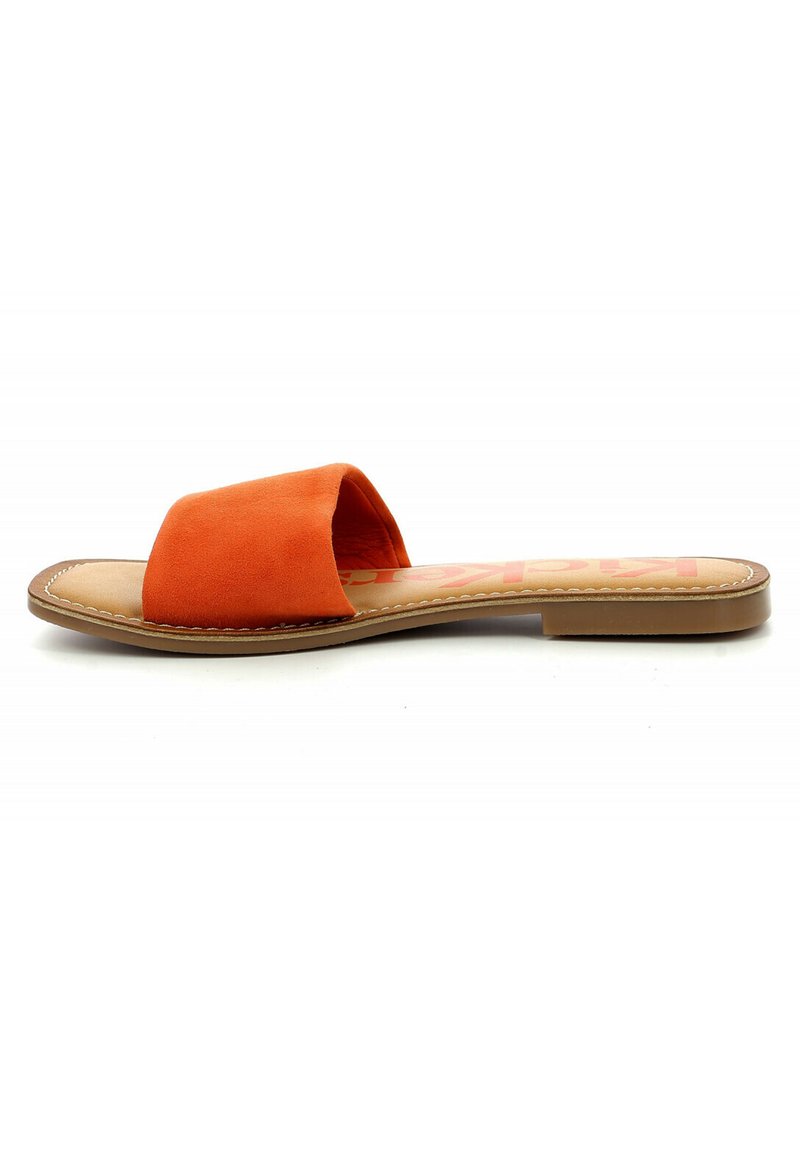 Orange ruskinds slide sandal med en bred overdel, flad sål og let syning langs kanten. Ingen hæl, afslappet design.