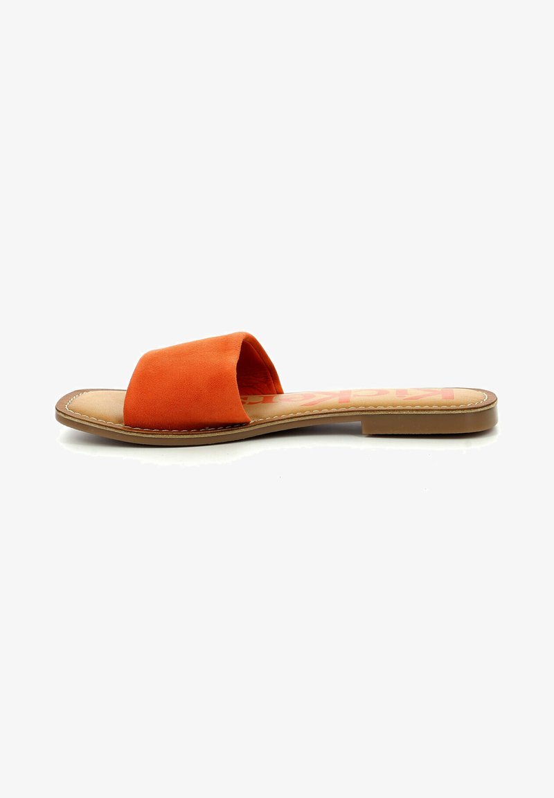 Sandal in suede arancione con una larga fascia superiore, suola piatta e dettagli di cucitura leggera lungo il bordo. Senza tacco, design casual.