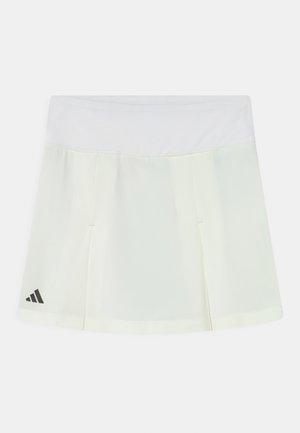 Falda atlética blanca con diseño plisado, que presenta una cinturilla suave, hecha de material ligero y un acento de logo negro en el dobladillo.