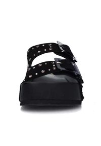 Sandales à plateforme noires avec deux larges brides ornées de strass, avec des boucles carrées réglables et une semelle à texture lisse.