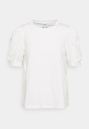 Witte katoenen T-shirt met korte mouwen, voorzien van een ronde hals en opgeblazen mouwen met geplooide details bij de manchetten.