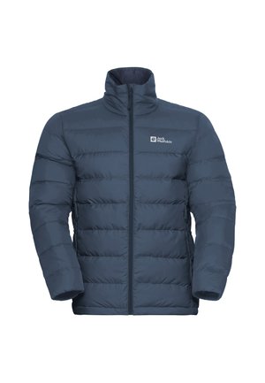 Giacca puffer blu navy con colletto alto, zip frontale completa e trapuntatura orizzontale. Presenta un piccolo logo sul lato sinistro del petto.
