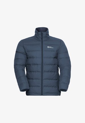 Giacca puffer blu navy con colletto alto, zip frontale completa e trapuntatura orizzontale. Presenta un piccolo logo sul lato sinistro del petto.